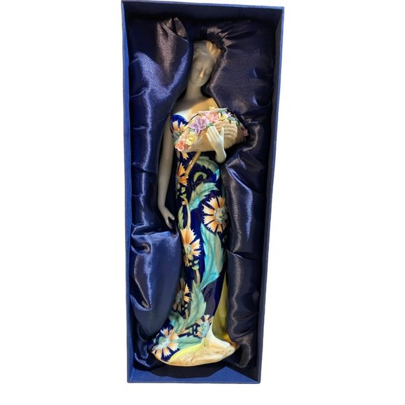 BEAUTIFUL PORCELAIN FIGURINE - FLORAL SPLENDOR II (EUC) - Picture 8 of 10